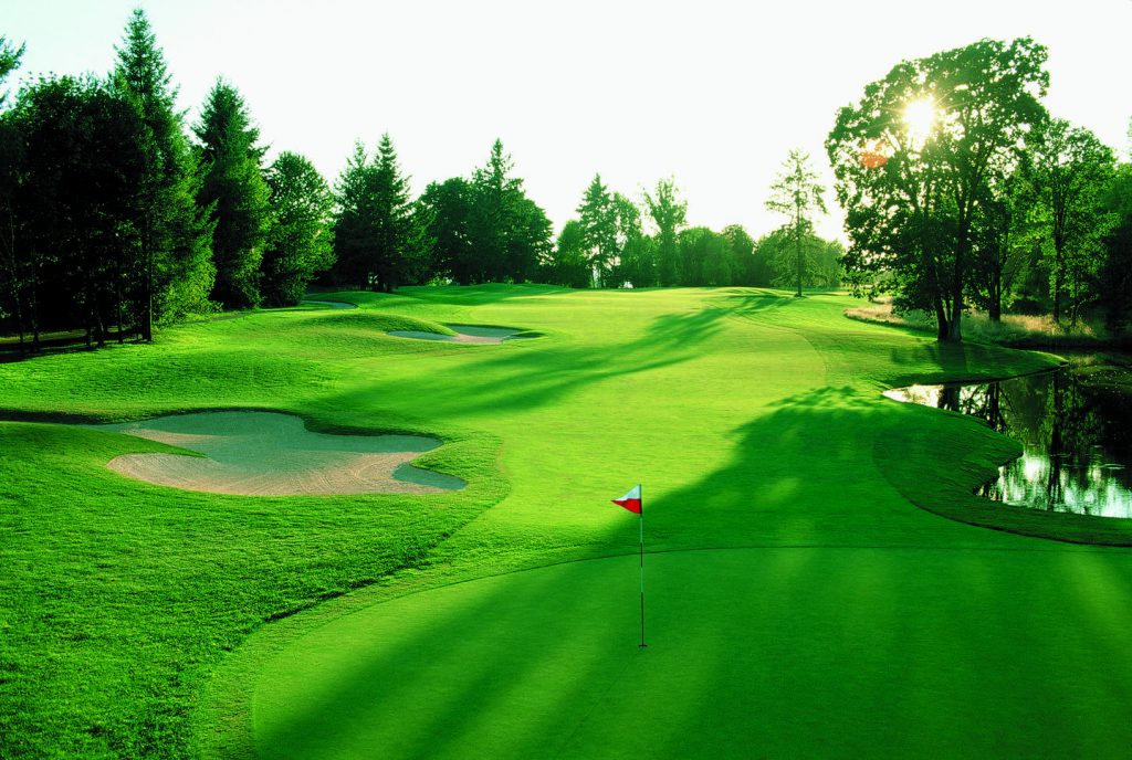 best golf vacation packages - picture of a beautiful golf hole and green.